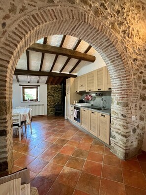 Refrigerador, horno, parrilla de estufa y cafetera y tetera 