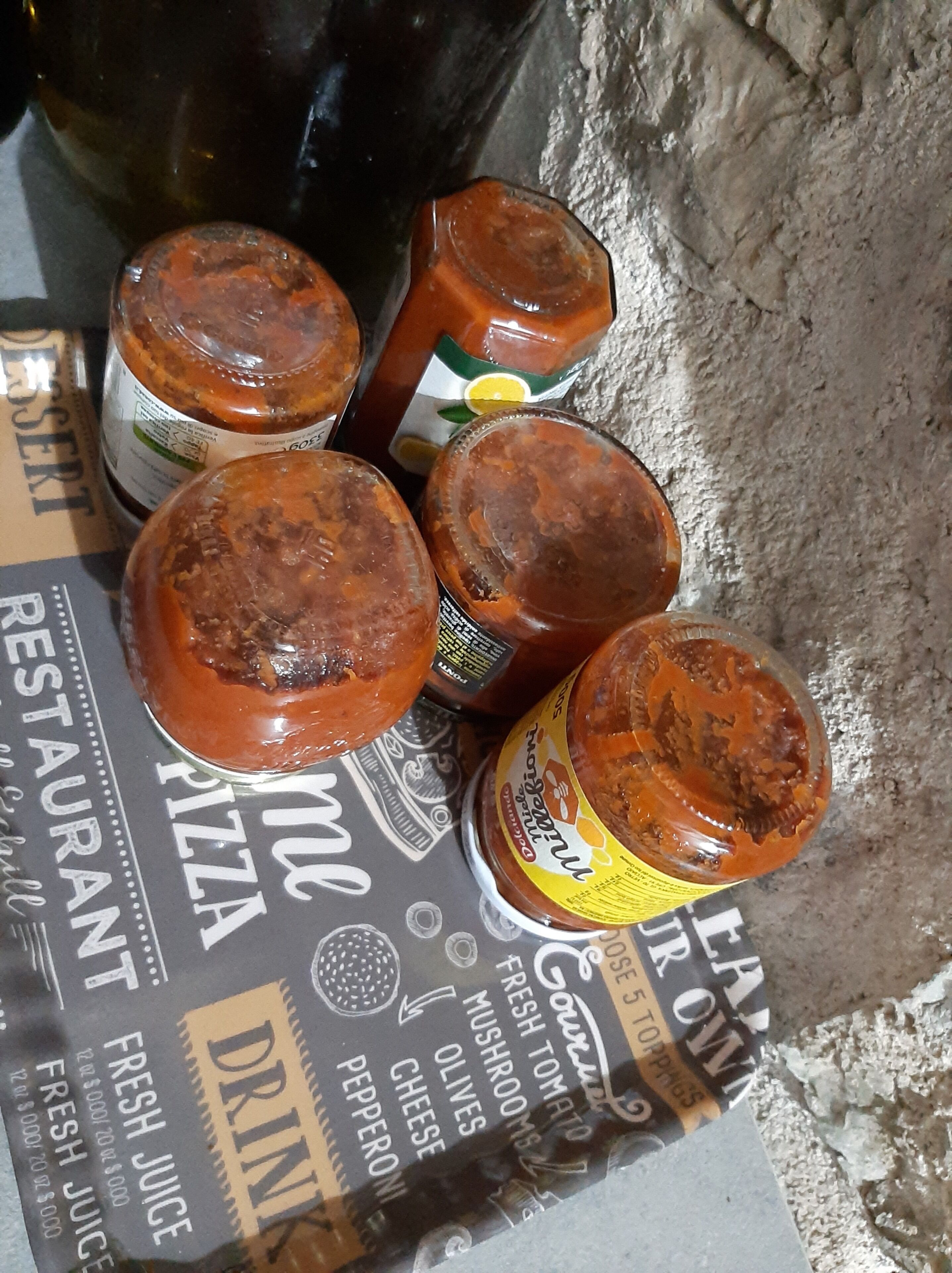 Verschiedene Speisen, darunter frischer Saft, Pizza und Käse.