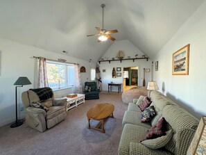 Smart TV - Sanderling - Spacious 4BR home with fenced in back yard & dog friendly. (Chincoteague)