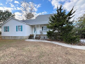 Exterior - Sanderling - Spacious 4BR home with fenced in back yard & dog friendly. (Chincoteague)