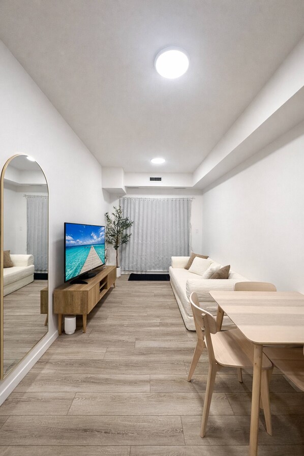 Books - Condo w 2 Beds 13 Mins From West Edmonton Mall (Edmonton)