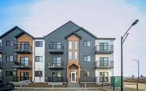 Exterior - Condo w 2 Beds 13 Mins From West Edmonton Mall (Edmonton)