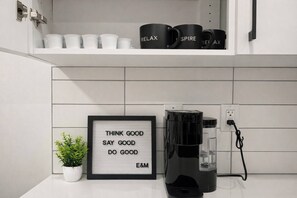 Interior - Condo w 2 Beds 13 Mins From West Edmonton Mall (Edmonton)