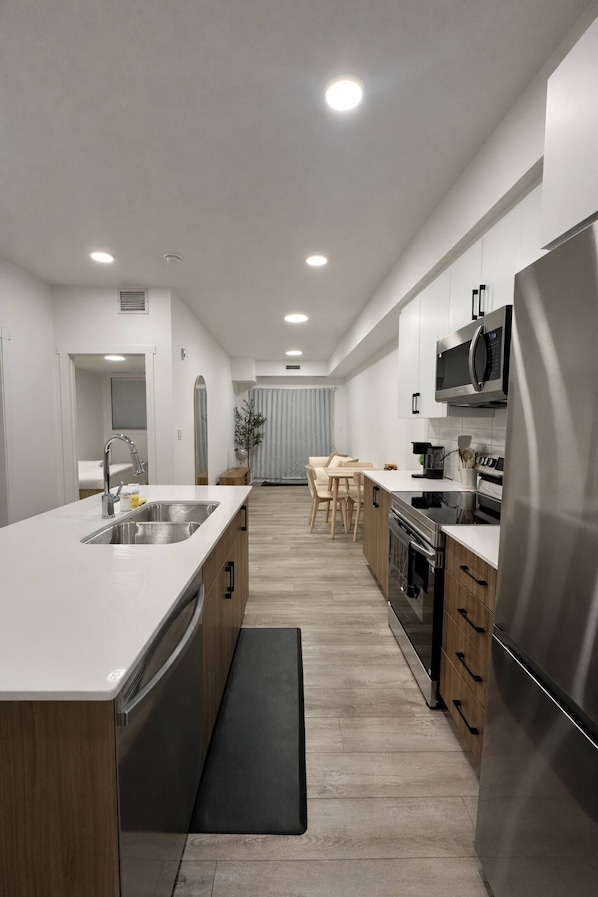Interior - Condo w 2 Beds 13 Mins From West Edmonton Mall (Edmonton)