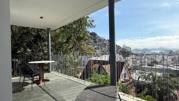 Suite superior, balcón, vistas al mar | Restaurante al aire libre