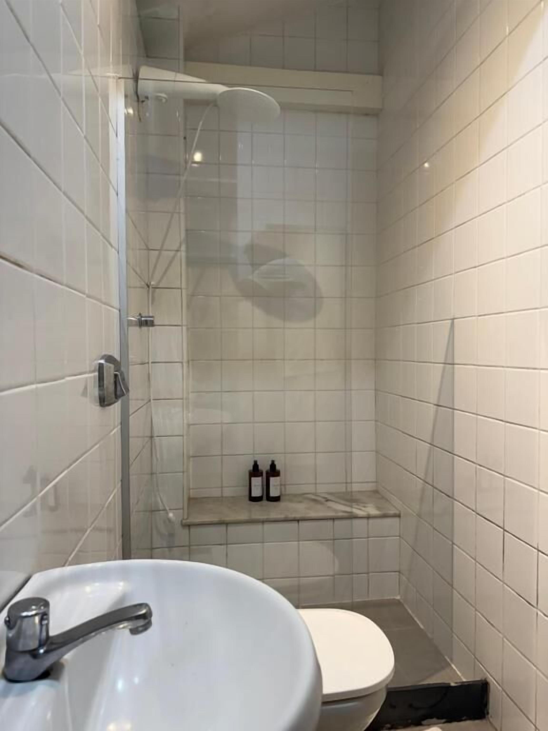 Basic Bungalow, City View | Bathroom