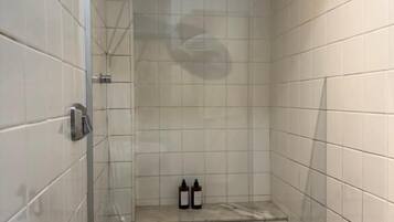 Basic Bungalow, City View | Bathroom