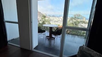 Deluxe Suite, Balcony, Sea View | Living area