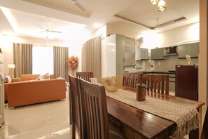 Interior - Five Door Retreat 5BHK - Dehradun by Homeyhuts (Dehradun)