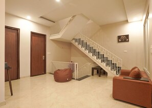Interior - Five Door Retreat 5BHK - Dehradun by Homeyhuts (Dehradun)