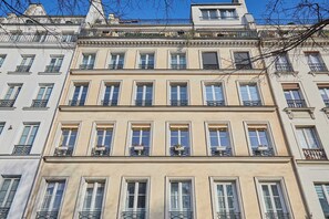 Un edificio de varios pisos con diseños de ventanas y balcones uniformes.