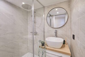 Shower, hair dryer, towels - Superb apartment in the Haut Marais (Paris)