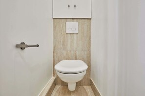Douche, sèche-cheveux, serviettes fournies, shampoing