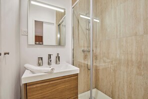 Douche, sèche-cheveux, serviettes fournies, shampoing