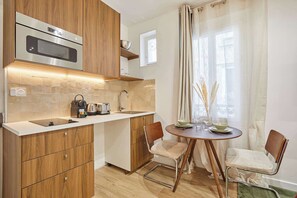 Fridge, microwave, coffee/tea maker, electric kettle - Luxury Suite in the Center of Paris (Paris)