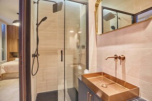Shower, hair dryer, towels, shampoo - Suite Premium facing the Chateau de Vincennes (Vincennes)