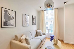 TV, offices - Sublim Apartment Paris Center  Beaubourg Le Marais (Paris)
