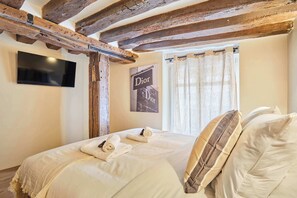 1 habitación, tabla de planchar con plancha, wifi y ropa de cama 