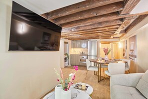 Interior - Charming renovated apartment in Center of Paris (Paris)
