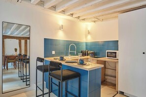 Refrigerador, microondas, parrilla de estufa y cafetera y tetera 