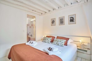 1 bedroom, iron/ironing board, WiFi, bed sheets - Superb apartment Louvre Museum Saint Honoré (Paris)