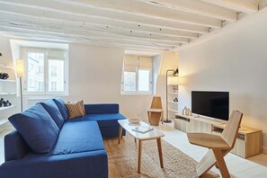 TV, offices - Superb apartment Louvre Museum Saint Honoré (Paris)