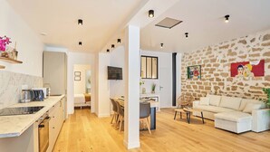 A modern living space with a kitchen, dining area, and a cozy seating area. - Wonderful Apartment Center of Paris-Montorgueil (Paris)