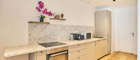 Réfrigérateur, four à micro-ondes, un four, lave-vaisselle