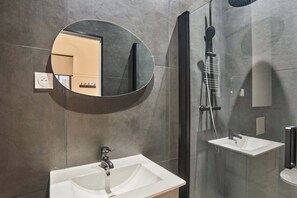 Shower, hair dryer, towels, shampoo - Wonderful Apartment Center of Paris-Montorgueil (Paris)