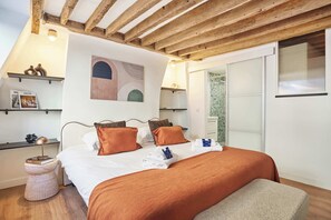 Tabla de planchar con plancha, wifi, ropa de cama