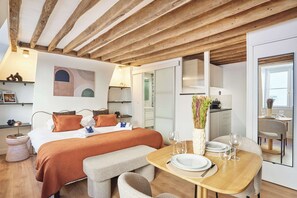 Tabla de planchar con plancha, wifi, ropa de cama