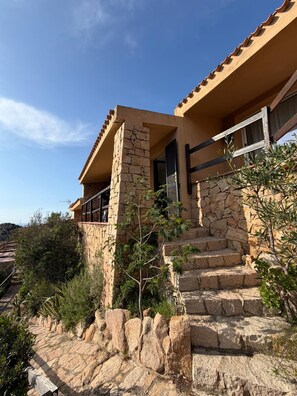 Exterior detail - Villa Marianna, exceptional sea view and swimming pool in Sardinia (Costa Paradiso)