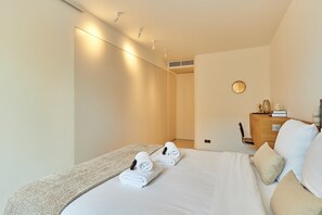 2 bedrooms, desk, iron/ironing board, WiFi - Sublim apartment on Avenue Montaigne/Eiffel Tower (Paris)