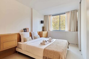 2 bedrooms, desk, iron/ironing board, WiFi - Sublim apartment on Avenue Montaigne/Eiffel Tower (Paris)