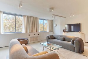 TV, offices - Sublim apartment on Avenue Montaigne/Eiffel Tower (Paris)