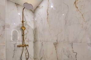 Regadera, secadora de cabello, toallas, shampoo 