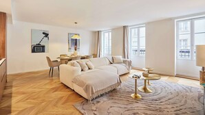 Ein modernes Wohnzimmer mit einer Couch, einem Esstisch und einem Couchtisch.