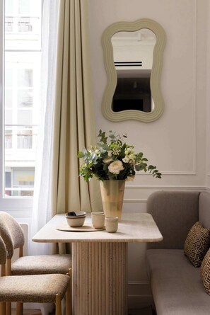 TV, offices - Stunning apartment with AC - Center of Paris (Paris)