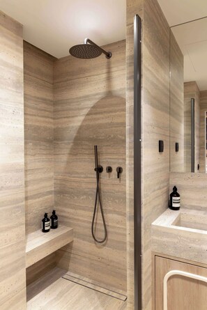 Shower, hair dryer, towels, shampoo - Stunning apartment with AC - Center of Paris (Paris)
