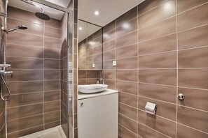 Shower, hair dryer, towels, shampoo - Charming Suite Champs Elysees Trocadero (Paris)