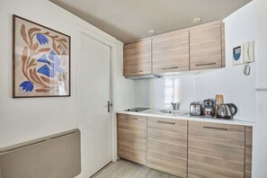 Kühlschrank, Mikrowelle, Wasserkocher mit Kaffee-/Teezubehör