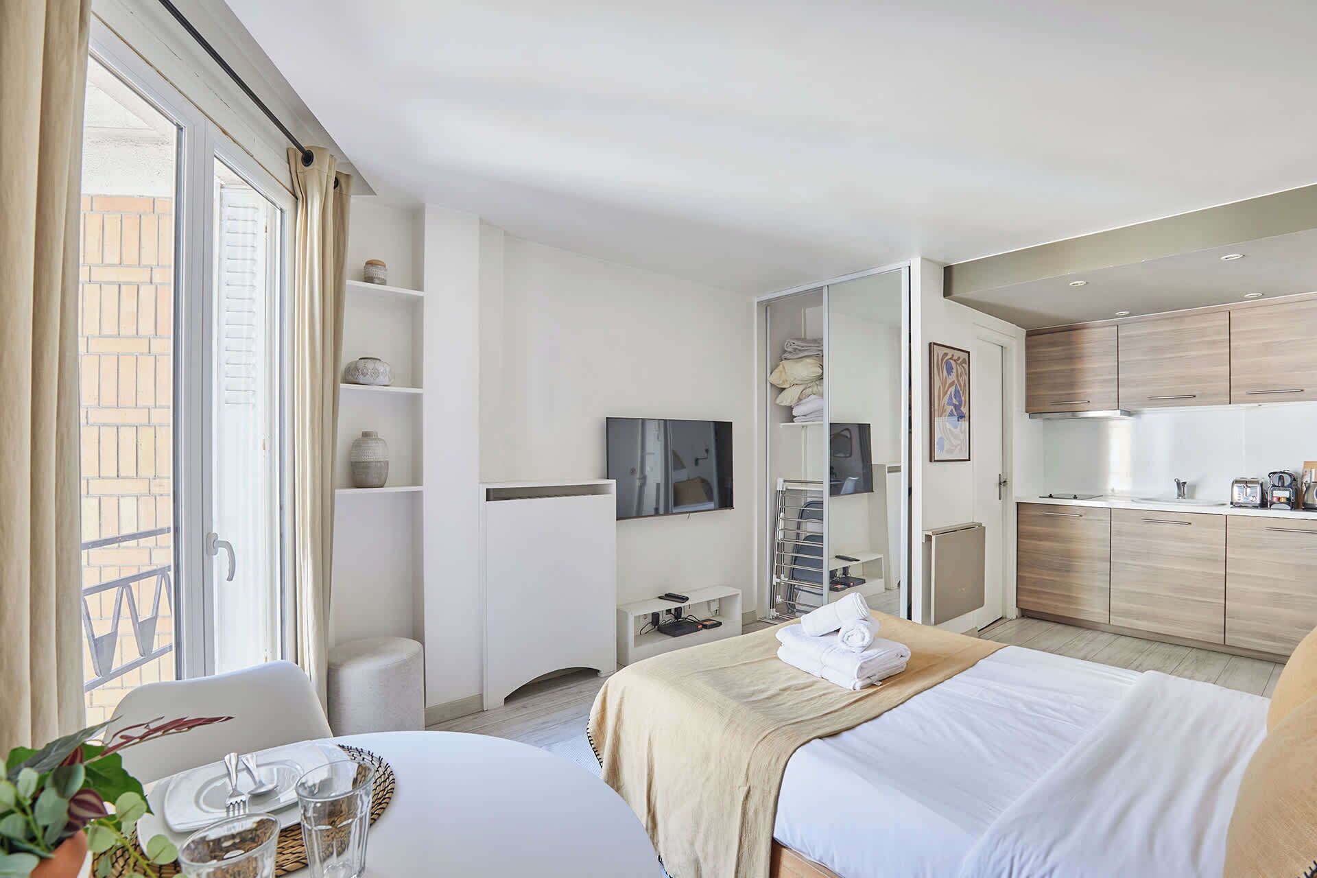 Iron/ironing board, WiFi, bed sheets