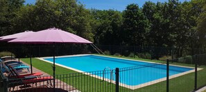 Outdoor pool - Quiet oak cottage in wooded surroundings with shared swimming pool. (Marminiac)