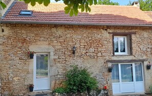 Exterior detail - Quiet oak cottage in wooded surroundings with shared swimming pool. (Marminiac)
