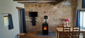 Dining - Quiet oak cottage in wooded surroundings with shared swimming pool. (Marminiac)