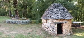 Property grounds - Quiet oak cottage in wooded surroundings with shared swimming pool. (Marminiac)