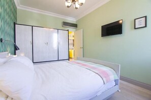 2 bedrooms, iron/ironing board, WiFi, bed sheets - Lina Apartment (Casablanca)