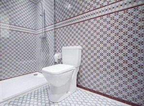 Hair dryer, towels, soap, toilet paper - Lina Apartment (Casablanca)