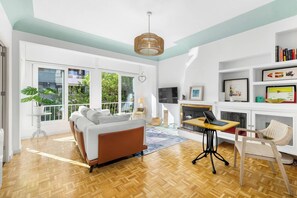 Apartment, 3 Bedrooms, City View | Living room | Books - Lara Loft Palma, Palma City Life & Beach Vibes (Palma de Mallorca)