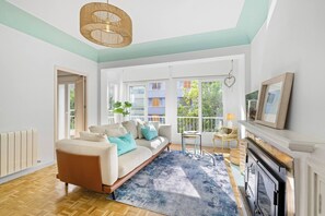 Apartamento, 3 quartos, vista para a cidade | Sala de estar | Livros